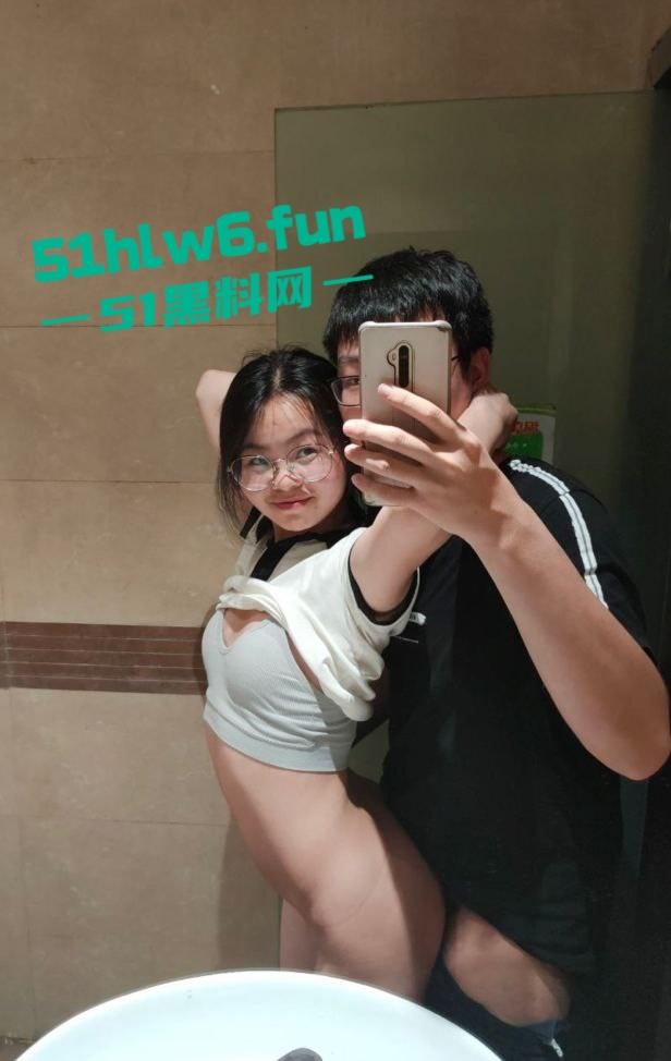 西南政法大学外语学院骚逼【傅祖梅】身材超性感骚母狗，穿黑丝被男友调教，写上淫语激情爆操。-7