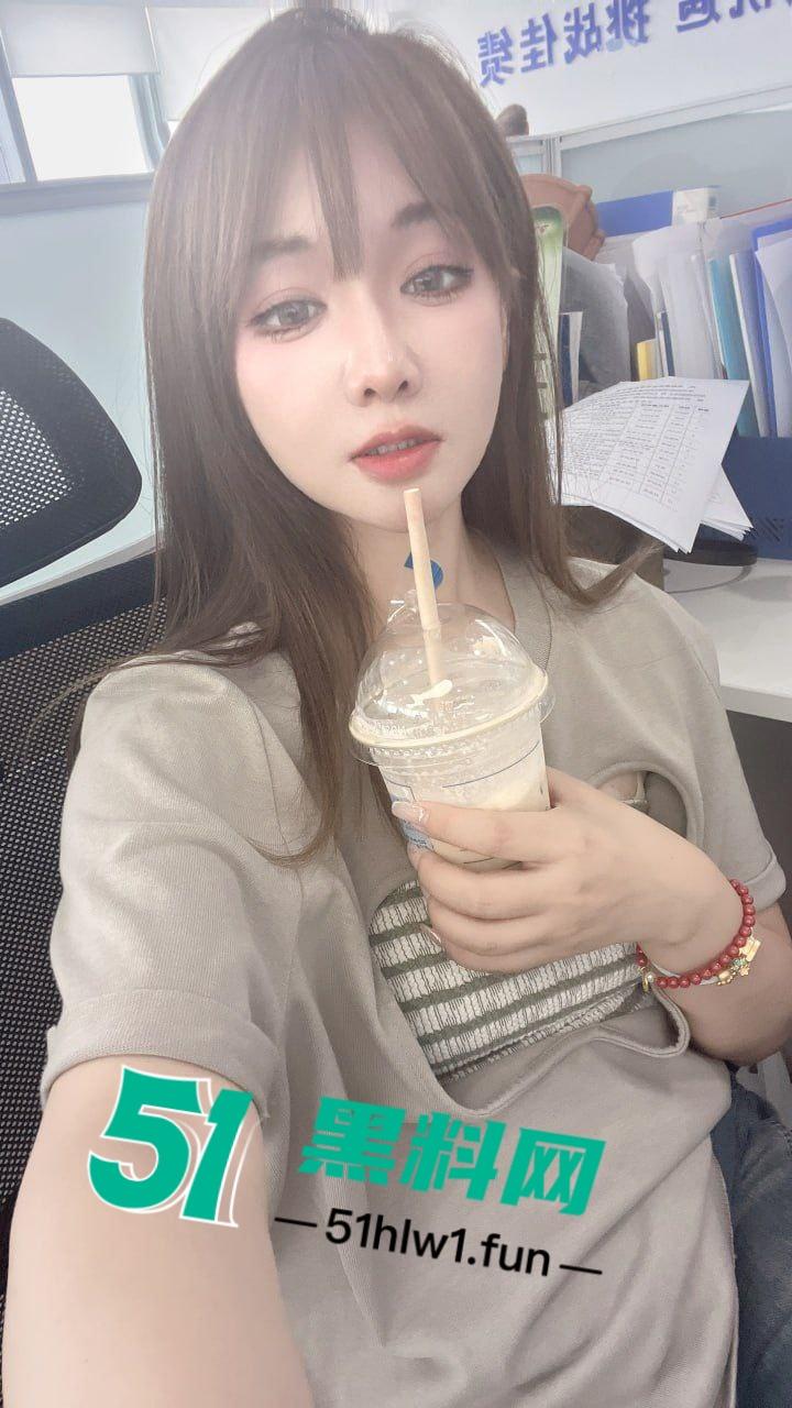 真实附近人撩骚认识个80后极品美少妇,颜值高身材超赞巨乳白嫩翘臀美腿,大大的眼睛看着就撩人。-2