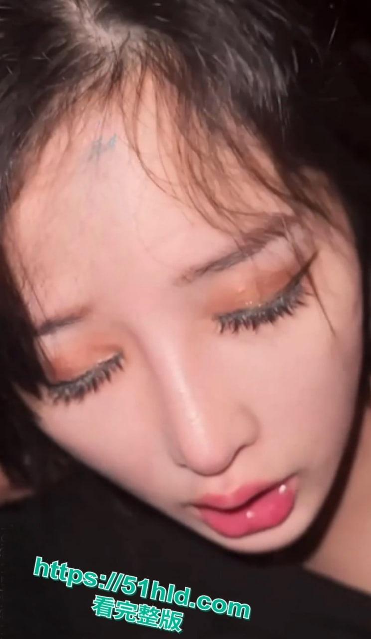 约啪大神【Looks199】重金拿下神颜天菜名媛,KTV包厢按头深喉,跪地口爆舔舐浓稠精液!-2