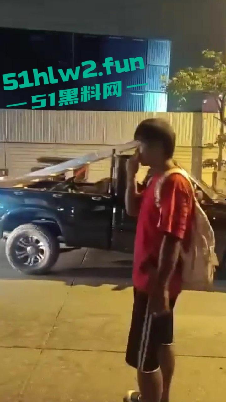 老头乐车祸现场因超速追尾，老头被当场甩出满脸是血，这回老头乐坏了老头也不乐了。-5