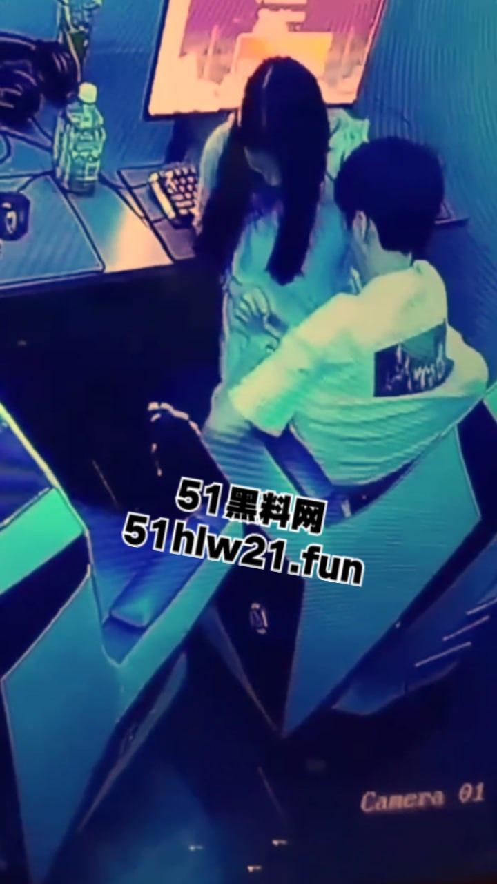 山东某网吧监控偷拍,一对年轻情侣趁私下无人,在网吧座椅上操逼偷情,这么玩也太刺激了啊。-6