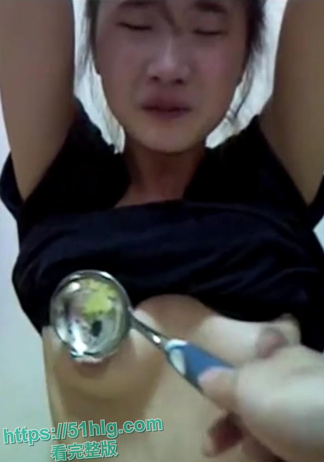 全网封杀重磅大瓜!【四川江油】14岁女孩惨遭校园霸凌 殴打辱骂过后还将其带入房间用汤勺敲打奶子和嫩穴 让男人强奸她 真够残忍-3