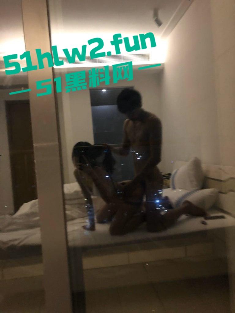 抖音网红情侣【牛逼】广西南宁帅哥美女组合,女主腿长逆天蜂腰翘臀,男友颜值帅气一身肌肉,激情做爱自拍流出!-1