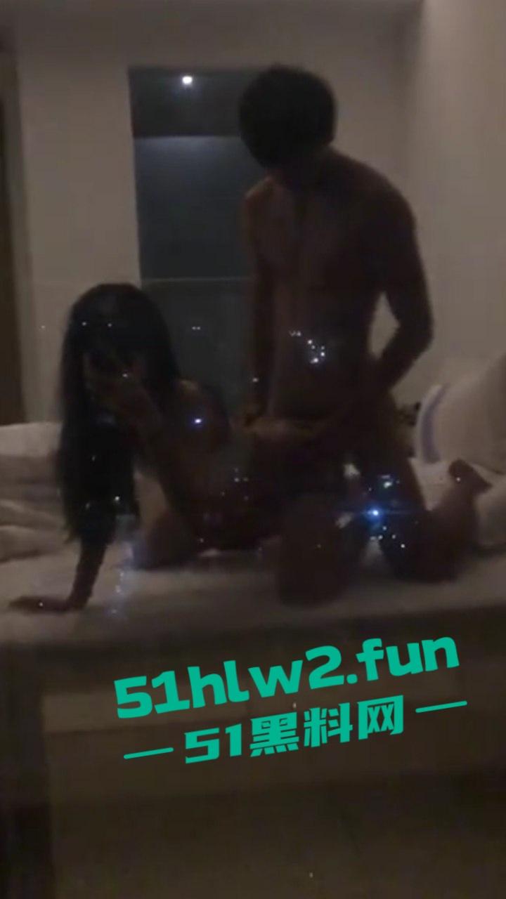 抖音网红情侣【牛逼】广西南宁帅哥美女组合,女主腿长逆天蜂腰翘臀,男友颜值帅气一身肌肉,激情做爱自拍流出!-9