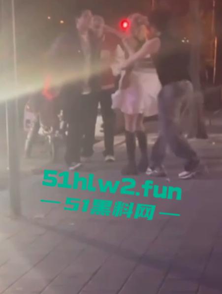 河北秦皇岛社会小妹街头吵架，一言不合就脱裤子露逼让对方操自己，惊呆路人和吃瓜群众。-4