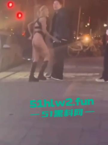 河北秦皇岛社会小妹街头吵架，一言不合就脱裤子露逼让对方操自己，惊呆路人和吃瓜群众。-8