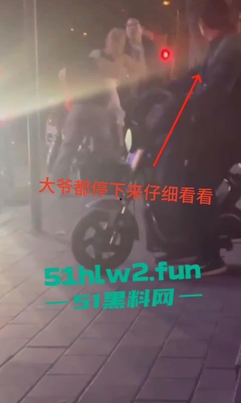 河北秦皇岛社会小妹街头吵架，一言不合就脱裤子露逼让对方操自己，惊呆路人和吃瓜群众。-10