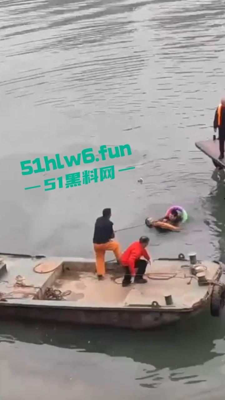 内江市东兴区坠河事故，新江路与临江路路口 一辆汽车失控，冲出护栏坠入河中两人死亡一人获救。-5