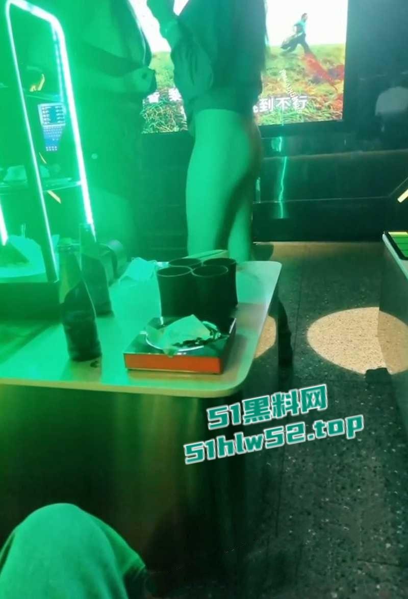 极品人妻【小鲸鱼】KTV淫趴视频流出,闺蜜当众露逼揉奶狂跳骚舞撩拨群男,少妇还是更会玩啊!-6