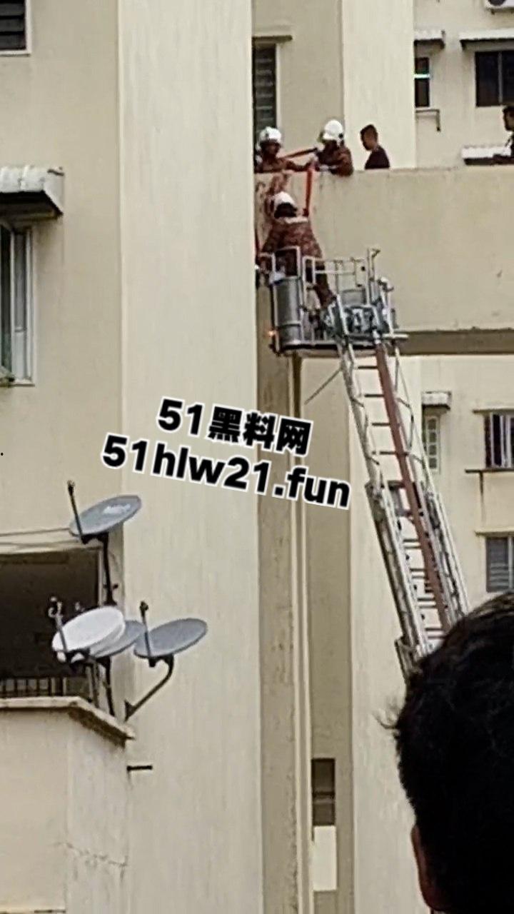 血腥慎入!男子跳楼被腰斩上体消失肠血乱飞,处理现场人员的心理阴影面积有点大!-4