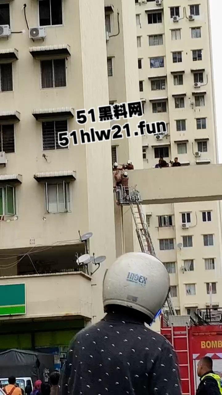 血腥慎入!男子跳楼被腰斩上体消失肠血乱飞,处理现场人员的心理阴影面积有点大!-5