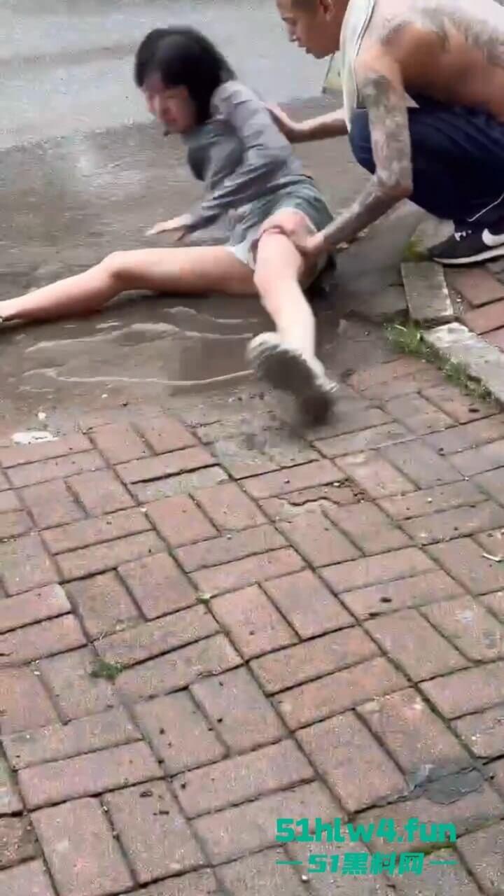 辽宁沈阳妹子磕药过度形如丧尸出街,被纹身男按进臭水沟无情蹂躏视频曝光!-4