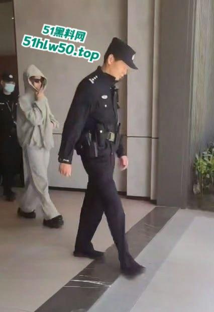 抖音2000W粉丝大咖网红【刀小刀】欠钱不还，还怂恿粉丝到别人店里拉屎，警察从公寓带走画面曝光！-5