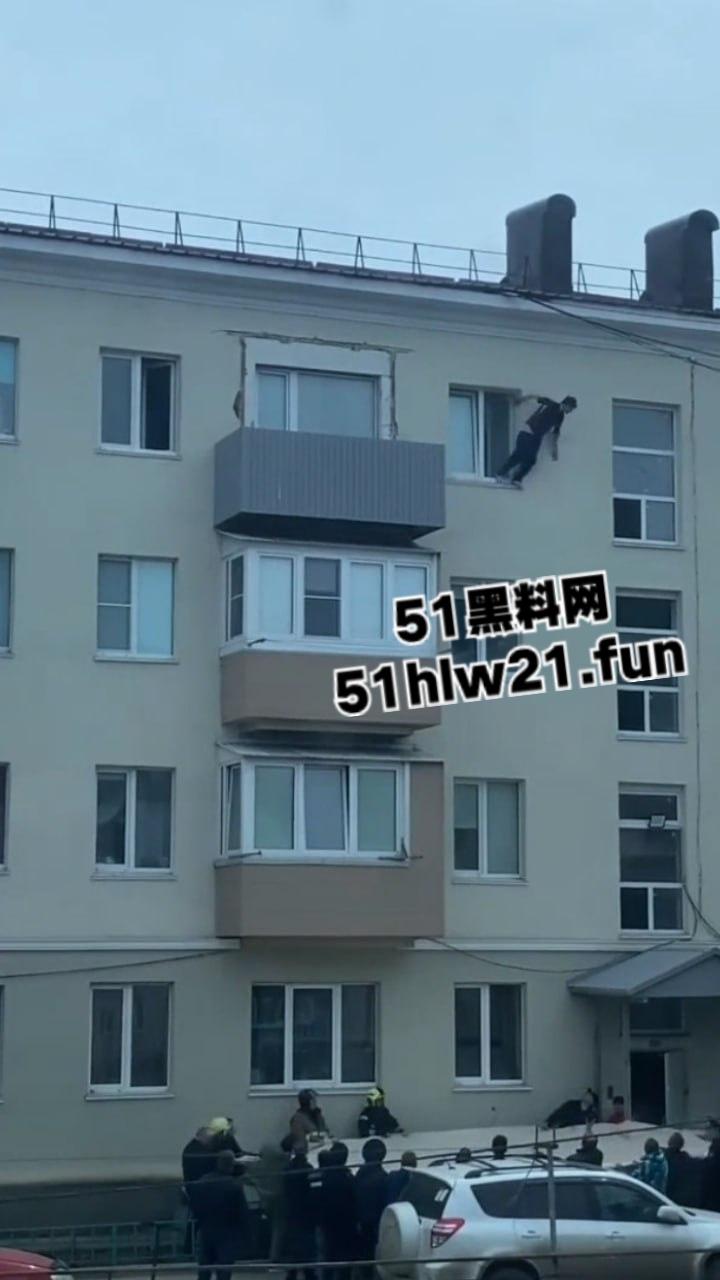 山东男子跳楼自杀，为了将自己摔死还特意选择了入户门的棚顶，这下摔的真Q弹啊。-2