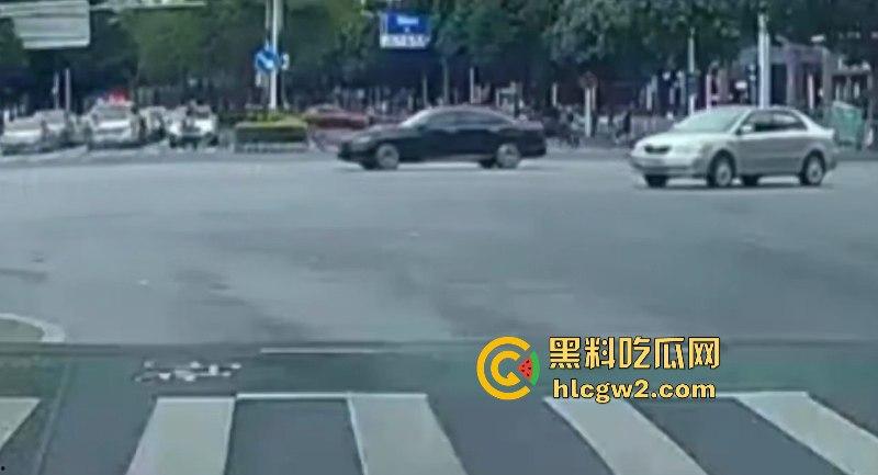 想死拉个垫背的? 广东佛山禅城一男子驾车无视红灯撞死路人 现场碾人视频流出-7