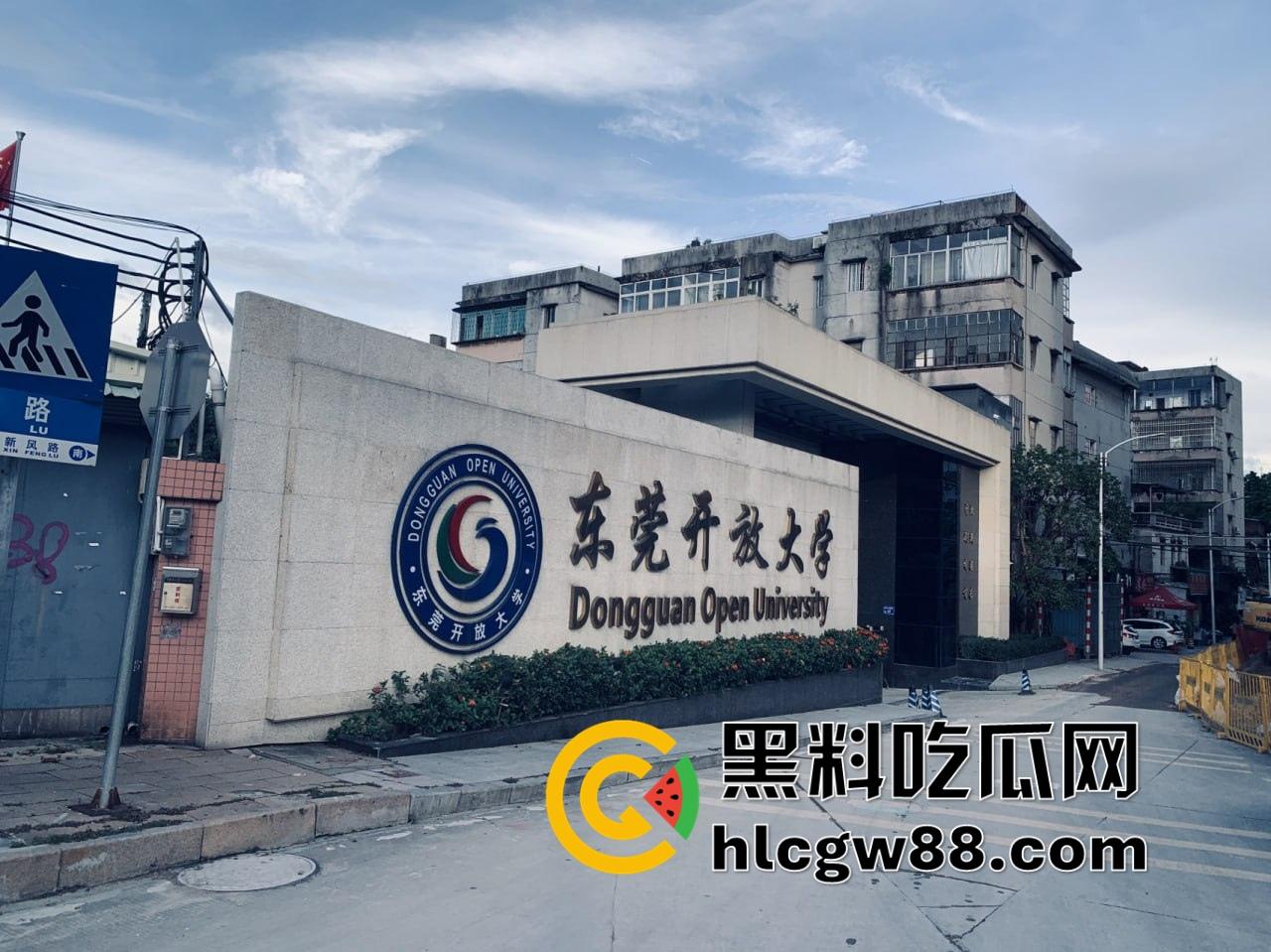 东莞开放大学阳台导管哥爆火,妹子偷拍全程,一边录一边激动,学校这开放程度绝对天花板!-1