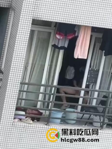 东莞开放大学阳台导管哥爆火,妹子偷拍全程,一边录一边激动,学校这开放程度绝对天花板!-8