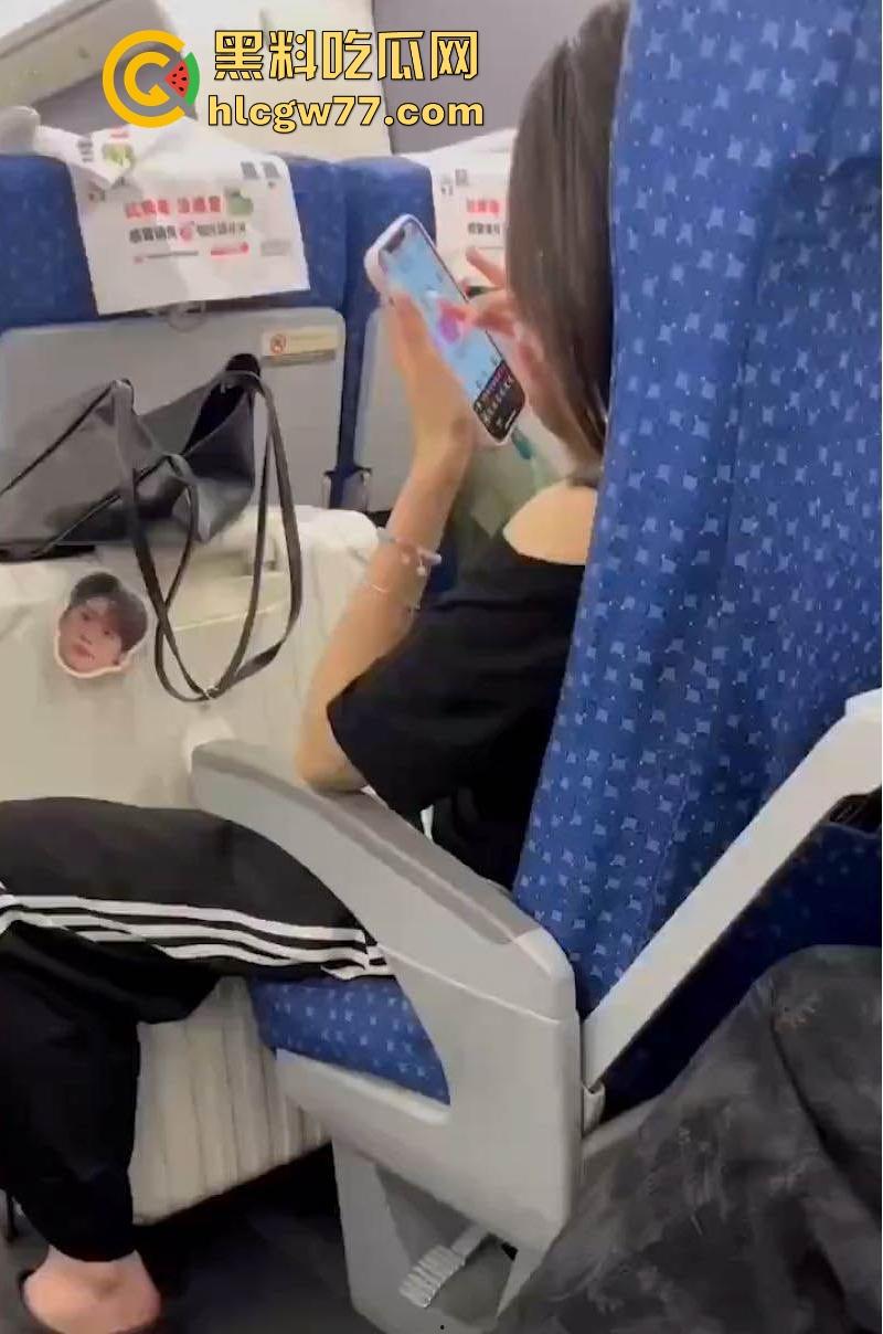 高铁偶遇骚货小姐姐 玩性爱之瓶狂填欲望 不仅暴露了她的狂野内心 更让人遐想她私下的火辣玩法！-2