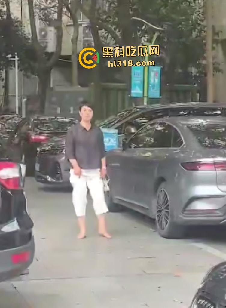 小三正房羞辱战！正房拉横幅感谢“张梦迪为我老公提供性服务”，把AV女优现实化，这真是字字诛心啊！-2