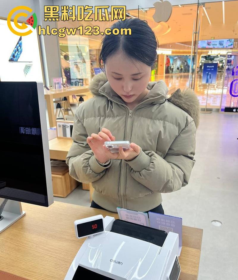 四川大胆小叔操黑丝军嫂,趁哥哥人在部队和嫂子乱伦,还穿开裆黑丝令人咋舌,性爱自拍流出!-2