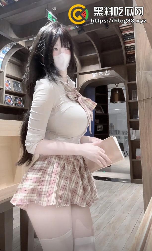 抖音『羊咩咩』童颜巨奶桃臀骚炸天，卖逼视频气疯榜一大哥，他怒甩她丁字裤被操烂的证据！-2