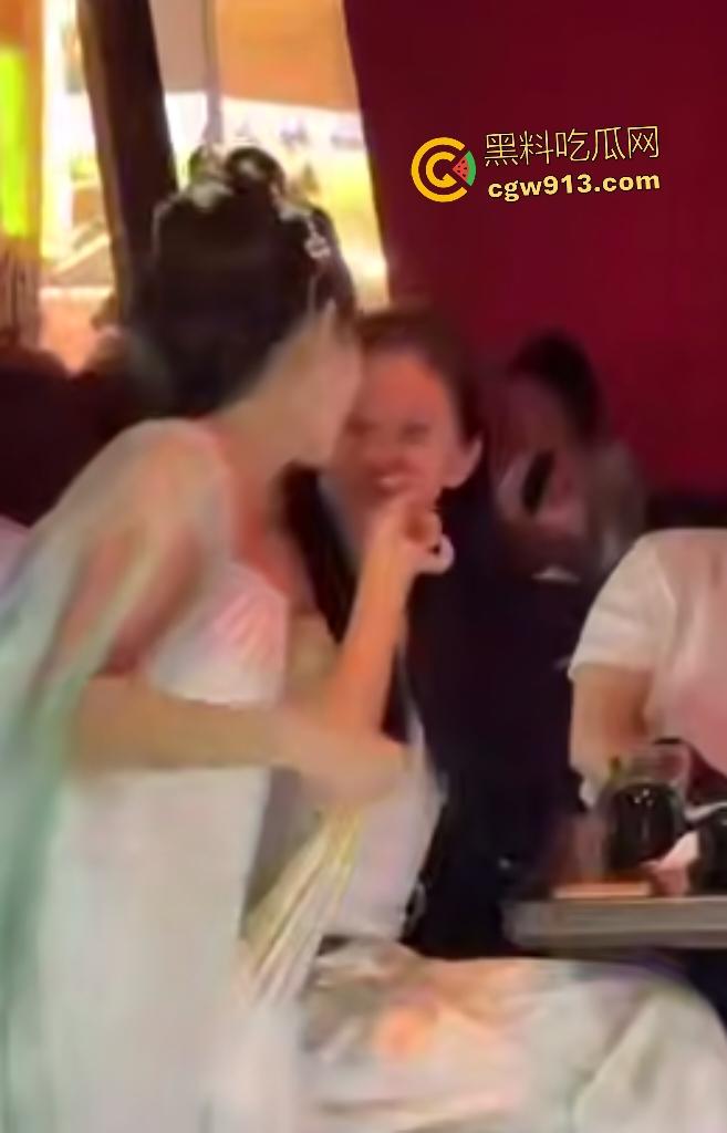 杭州醉舞轻谣国风酒馆,小仙女嘴对嘴喂食露大腿,擦边舞撩汉直接亲脸,迟早被举报翻车!-3