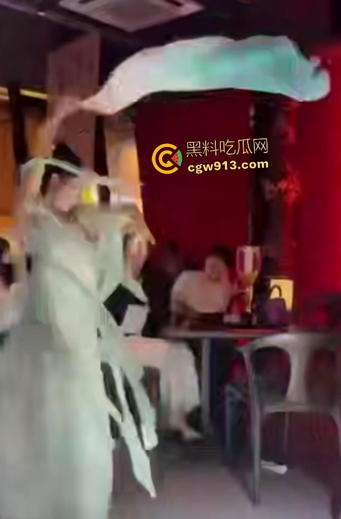 杭州醉舞轻谣国风酒馆,小仙女嘴对嘴喂食露大腿,擦边舞撩汉直接亲脸,迟早被举报翻车!-4