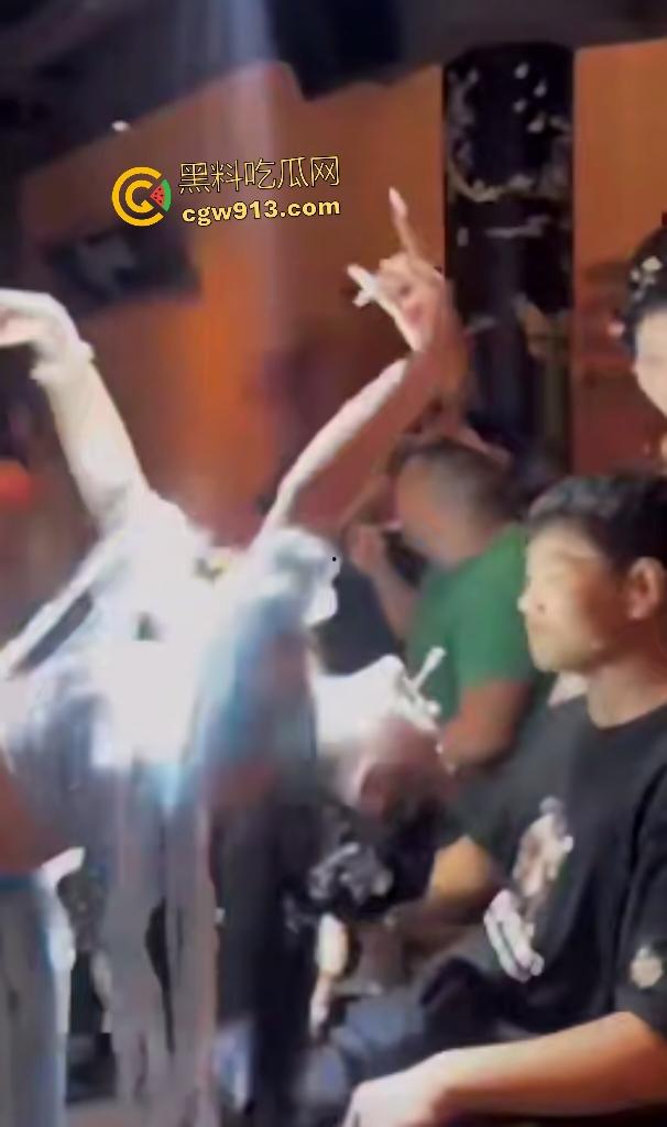 杭州醉舞轻谣国风酒馆,小仙女嘴对嘴喂食露大腿,擦边舞撩汉直接亲脸,迟早被举报翻车!-5