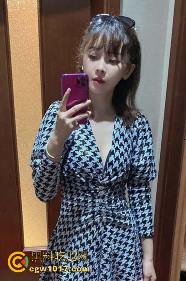 海角乱伦!妈妈深夜旗袍诱惑,女上骑乘榨精,手里捧着儿子射在嘴里流出的精液,看向倒头就睡的儿子后陷入了沉思!-2