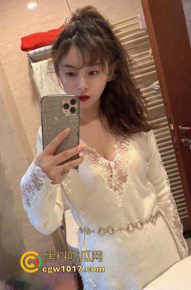 海角乱伦!妈妈深夜旗袍诱惑,女上骑乘榨精,手里捧着儿子射在嘴里流出的精液,看向倒头就睡的儿子后陷入了沉思!-3