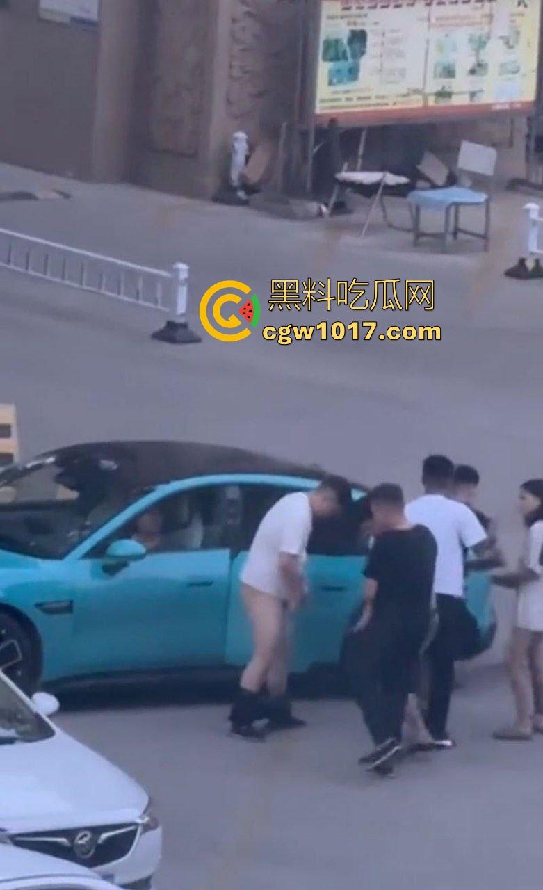 蓝色小米SU7男同野战视频曝光,光天化日俩男在车头大战,后入翘臀猛怼狂干,完全无视围观人异样眼光,小米SU7车震首选!-7