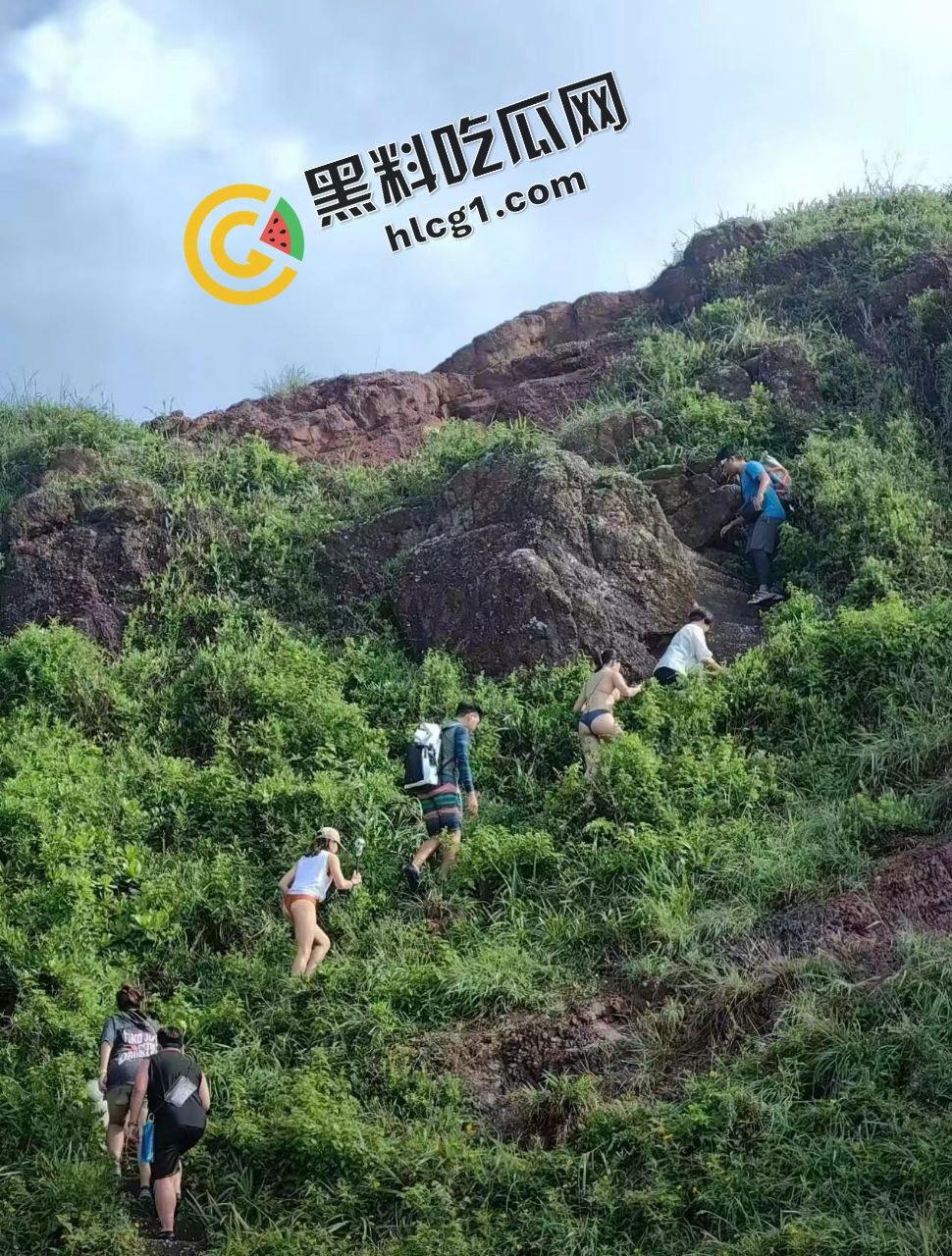 炸裂!自行车登山小队 爬山到一半脱衣打野战 山上快活似神仙 下山又酒店一起打牌-3