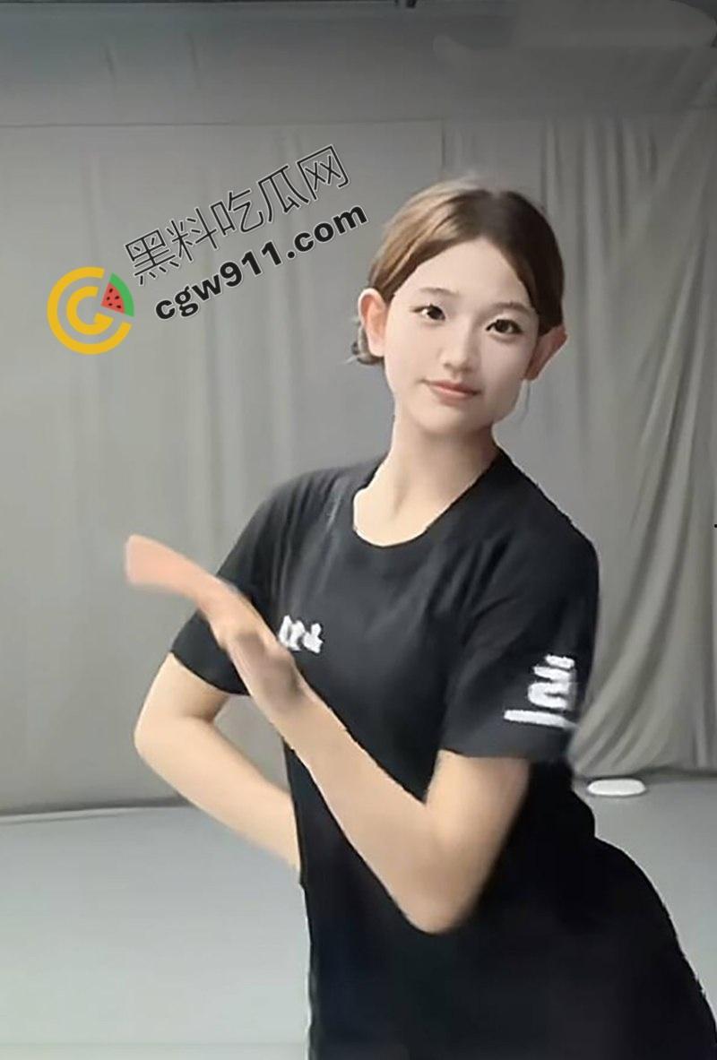 北京五中舞蹈生【黄雨非】从女友变炮友!聊天记录约炮视频曝光,跪舔爆操,野性发嗲任君探索-2