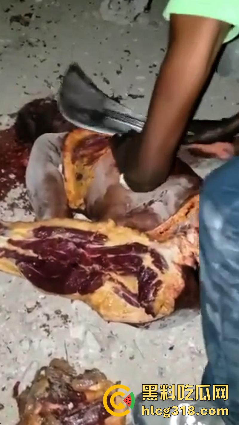 非洲大奶黑妹被砍断双手,棍棒砸扁头杀害后,被一群男子当场分尸割肉,还有人拿棍捅逼,真变态啊!-2