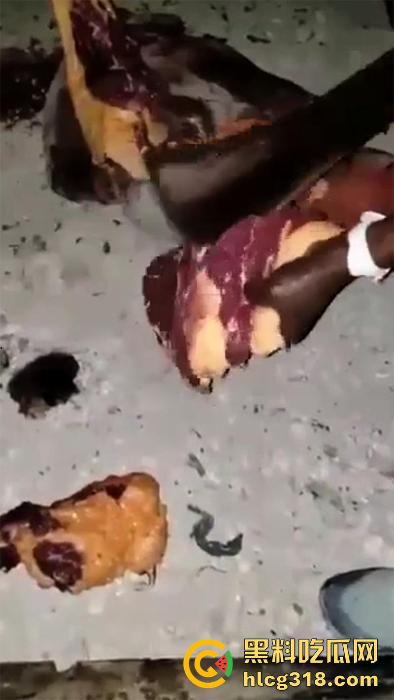 非洲大奶黑妹被砍断双手,棍棒砸扁头杀害后,被一群男子当场分尸割肉,还有人拿棍捅逼,真变态啊!-5