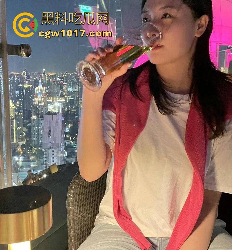 高颜值反差淫荡学生妹,约炮大屌猛男,露脸深喉吞大屌,榨干金主每一滴快感,引爆无尽快感!-3