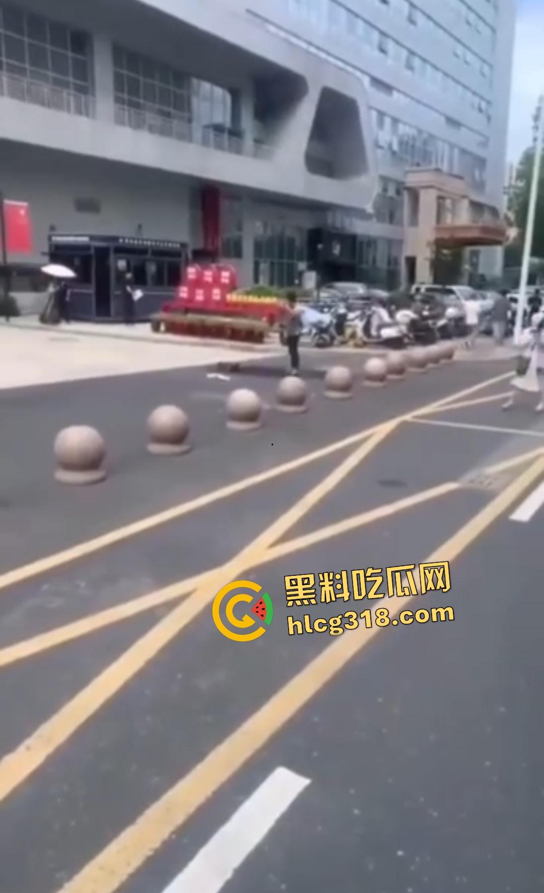 温州瑞安市政府服务中心自焚惨剧！男子因拆迁补偿不公绝望点火，保安狂灭火最后救出一具干尸！-5