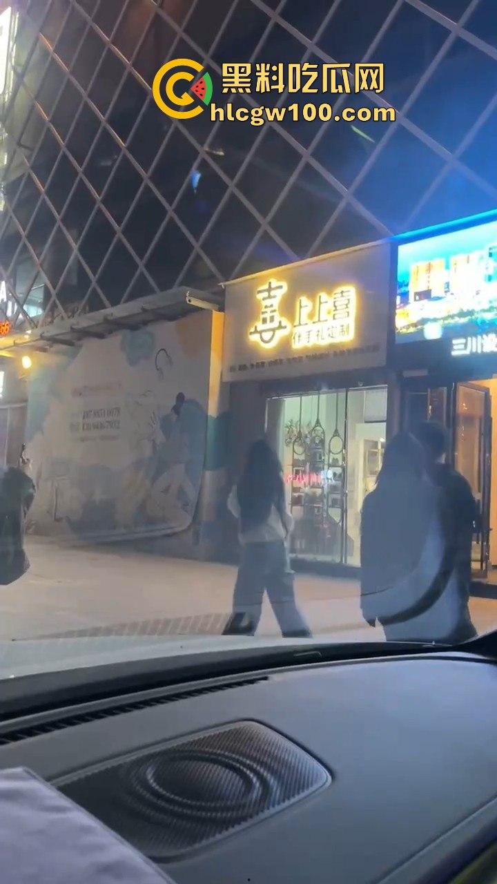 云南保山市君悦广场男子【王麒麟】表白成功，不料给正牌女友抓包，时间管理大师错误案例！！-11