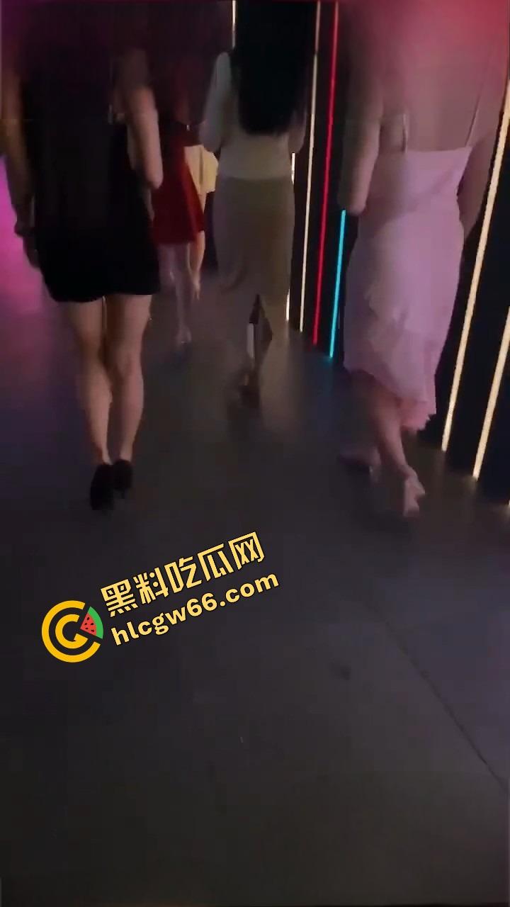 十块钱能干嘛?能买两根雪糕,也能直接揉奶抠逼!莎莎舞厅现场曝光骚货排队等你摸!-3