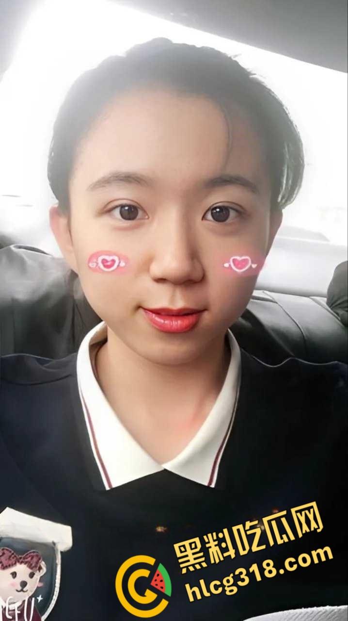 青岛反差女大学生【谭晓怡】,游戏开黑好队友,操逼都不忘王者荣耀语音开黑,还捂住自己嘴巴不发出娇喘声 !-1