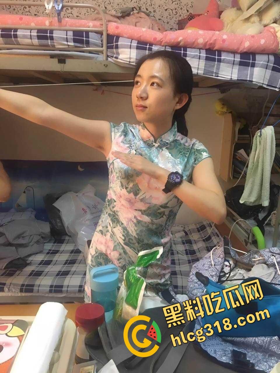 青岛反差女大学生【谭晓怡】,游戏开黑好队友,操逼都不忘王者荣耀语音开黑,还捂住自己嘴巴不发出娇喘声 !-3