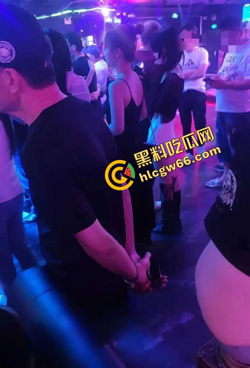 十块钱能干嘛?能买两根雪糕,也能直接揉奶抠逼!莎莎舞厅现场曝光骚货排队等你摸!-8