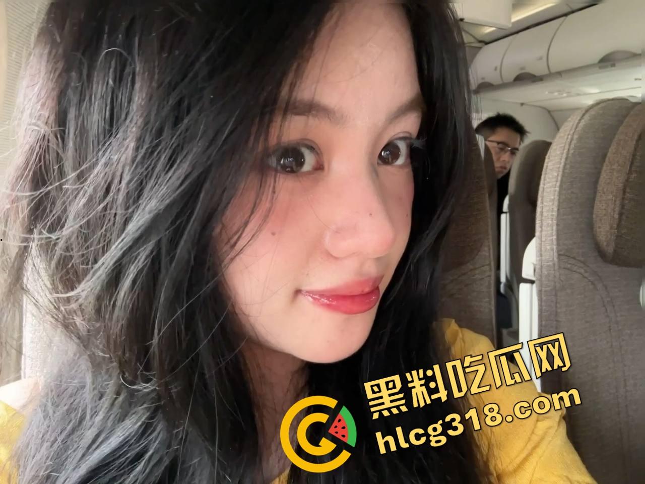 上海大神亲授骗炮秘籍,嘴皮一动把小黑丝JK00后妹子被哄得晕头转向,刚操完还甜笑着喝奶茶抽电子烟!-2