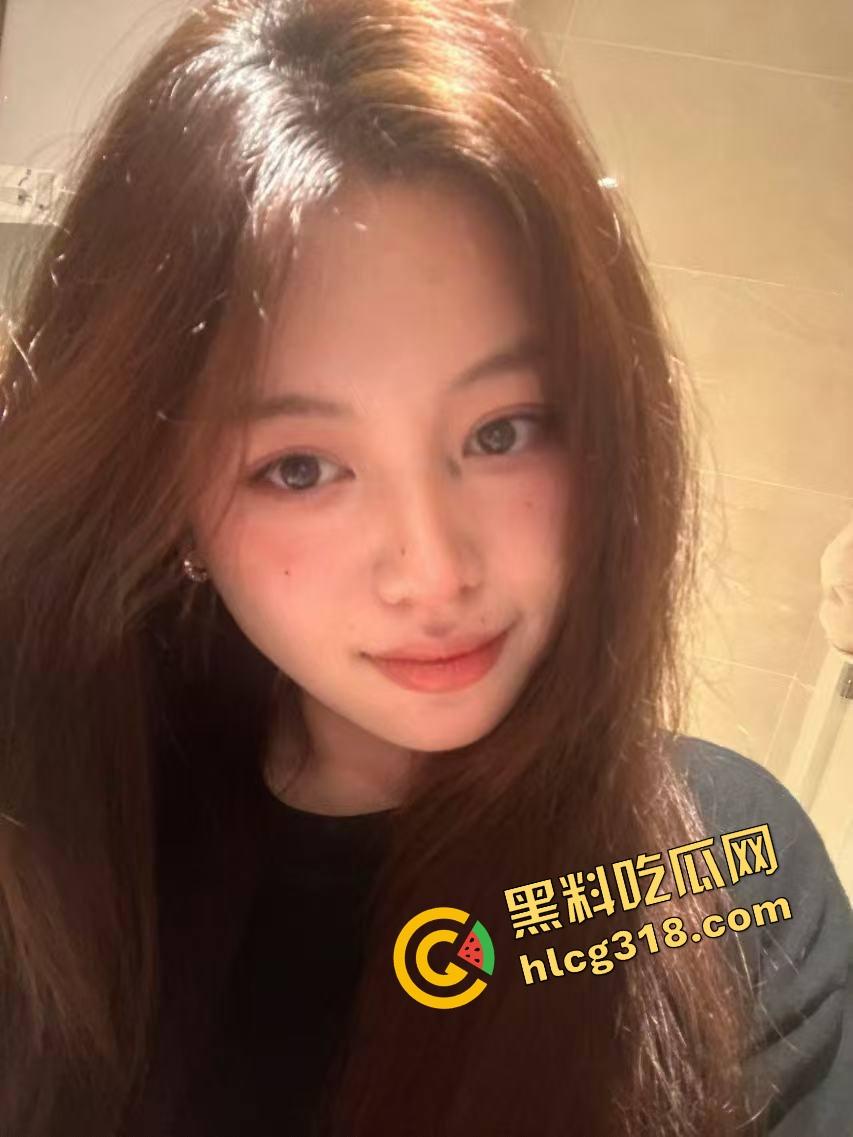 上海大神亲授骗炮秘籍,嘴皮一动把小黑丝JK00后妹子被哄得晕头转向,刚操完还甜笑着喝奶茶抽电子烟!-5