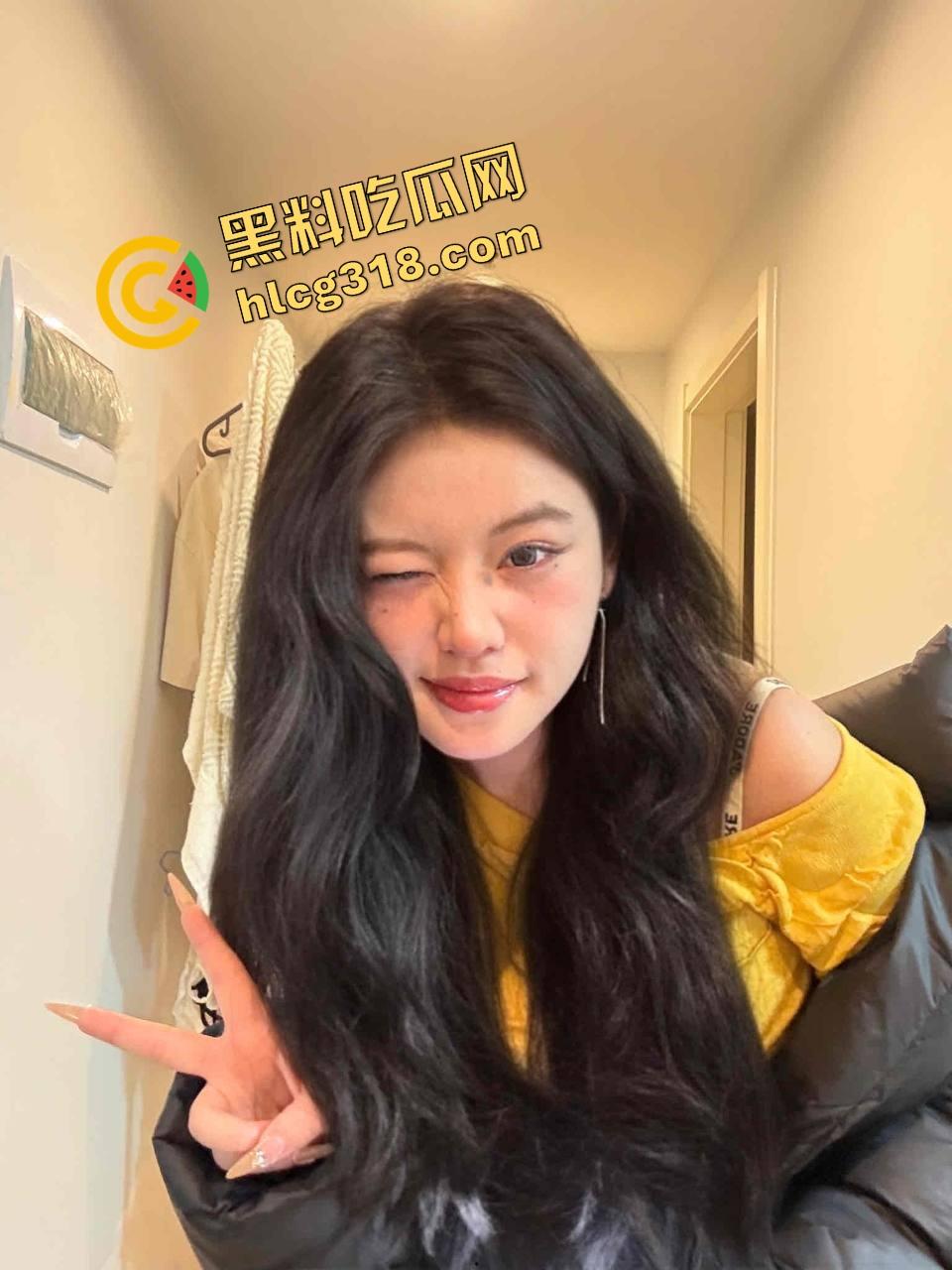 上海大神亲授骗炮秘籍,嘴皮一动把小黑丝JK00后妹子被哄得晕头转向,刚操完还甜笑着喝奶茶抽电子烟!-8