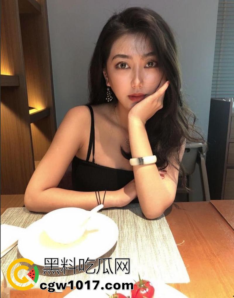 辽宁艺术学院极品班花【张思钰】,被土豪包养成金丝雀,无情输出阴道都撑破了,穿诱人黑丝,被大叔疯狂抽插!-1