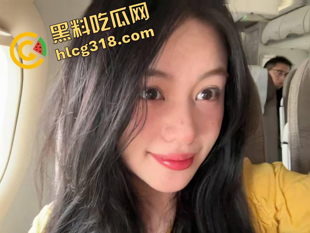 上海大神亲授骗炮秘籍,嘴皮一动把小黑丝JK00后妹子被哄得晕头转向,刚操完还甜笑着喝奶茶抽电子烟!-9