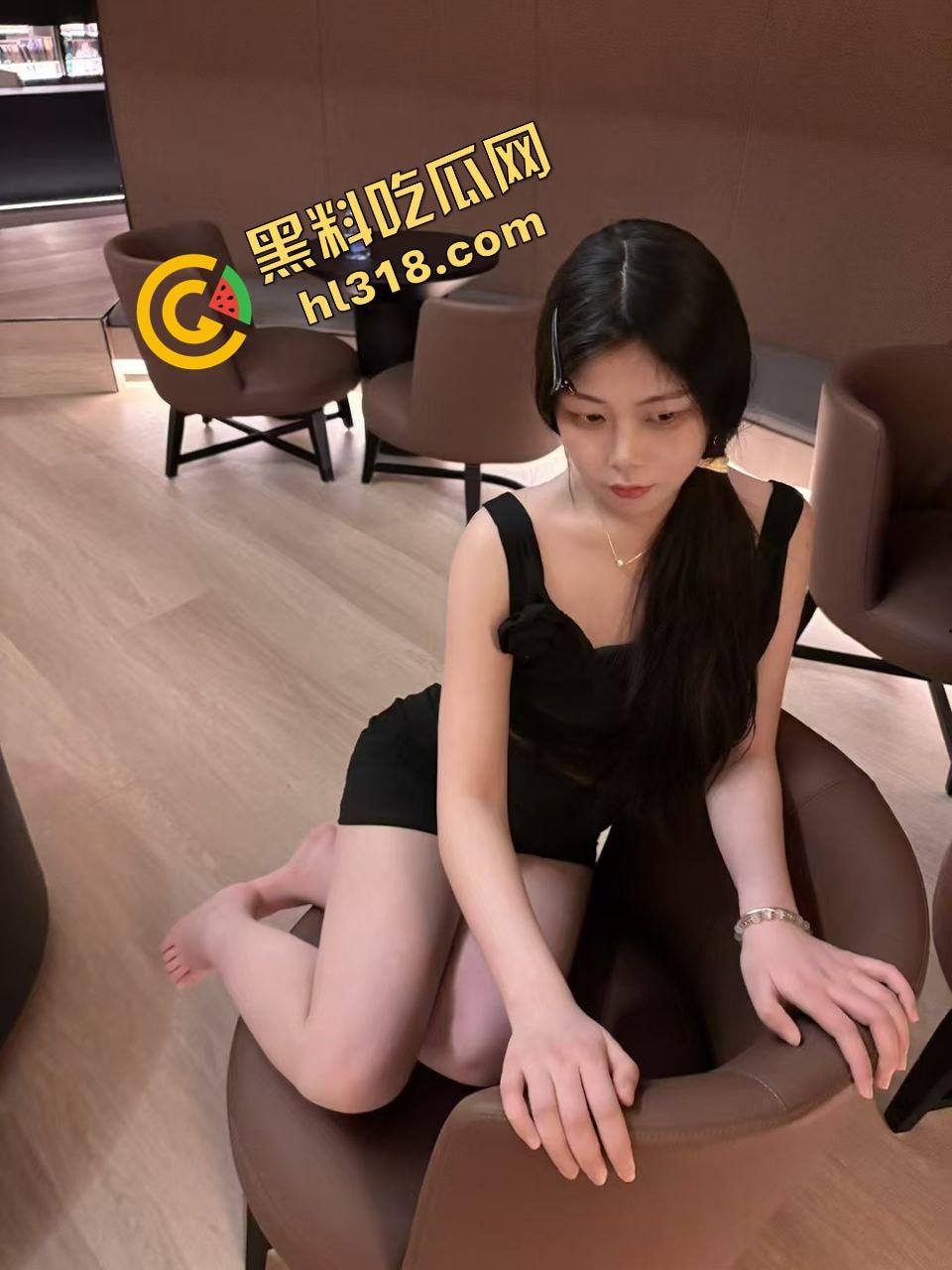 酒店开房正操得起劲,萌妹爸爸一个电话打来,不知道电话那头的爹知不知道自己闺女已经被干高潮了!-4