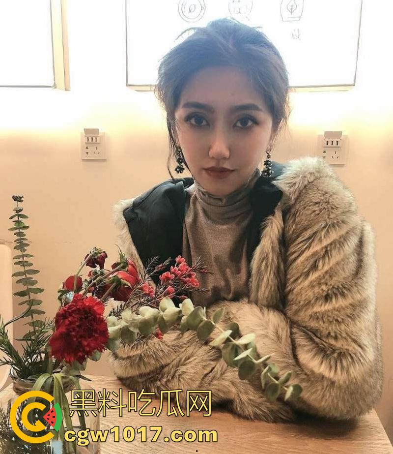 辽宁艺术学院极品班花【张思钰】,被土豪包养成金丝雀,无情输出阴道都撑破了,穿诱人黑丝,被大叔疯狂抽插!-5