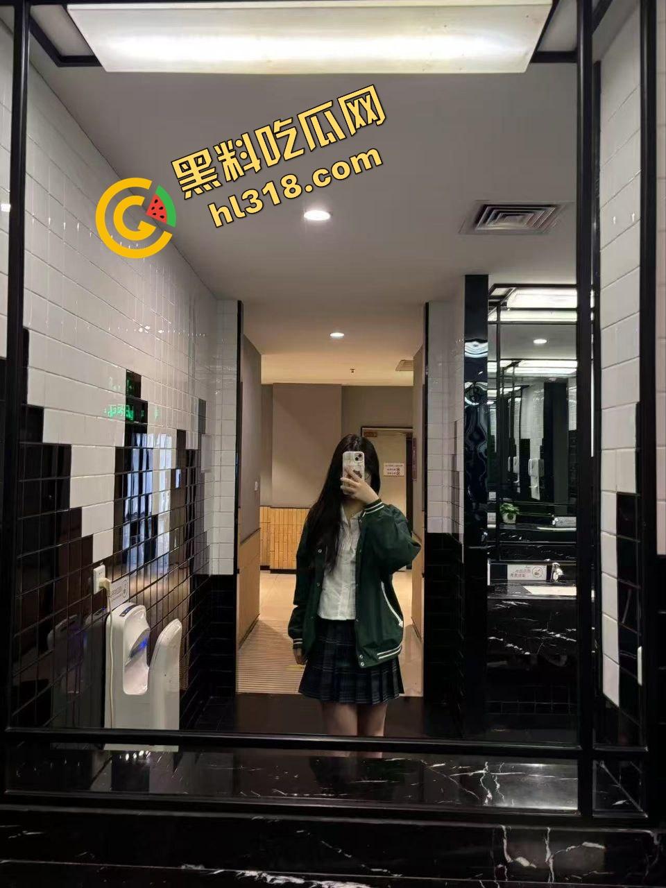 酒店开房正操得起劲,萌妹爸爸一个电话打来,不知道电话那头的爹知不知道自己闺女已经被干高潮了!-6